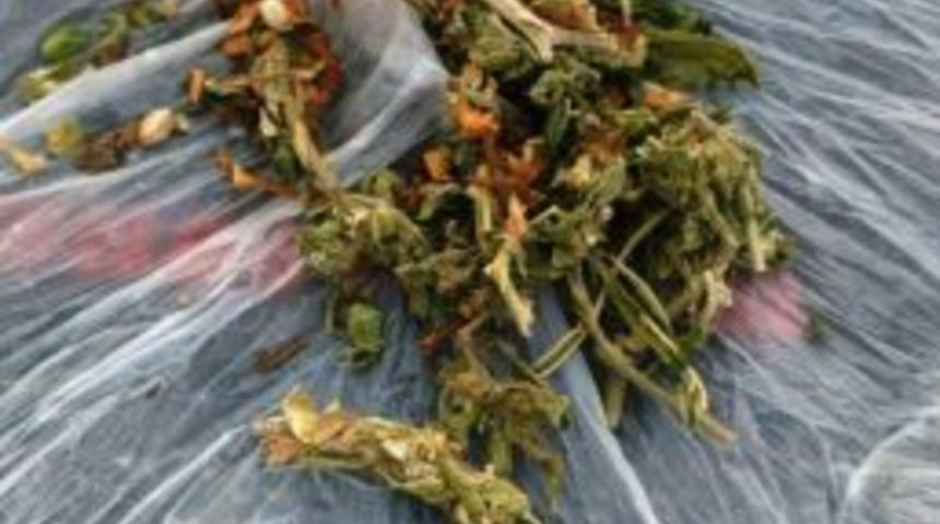 Aracın Torpido G&ouml;z&uuml;nden Uyuşturucu &Ccedil;ıktı