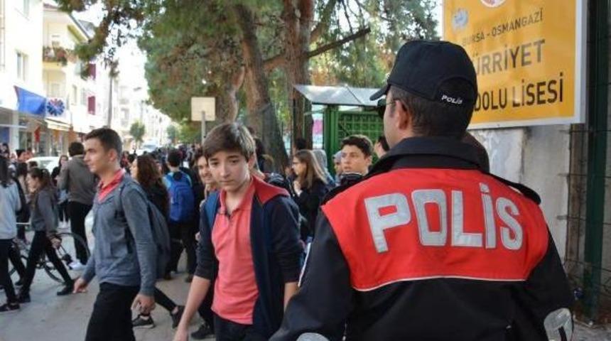 Bursa'da Okul &Ouml;nlerinde Polis Denetimi