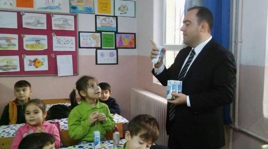 Kaymakam &Ouml;ğrencilere S&uuml;t Dağıttı