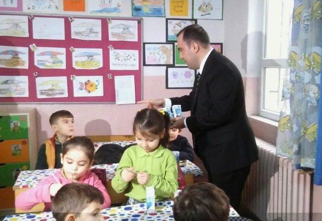 Kaymakam &Ouml;ğrencilere S&uuml;t Dağıttı 1