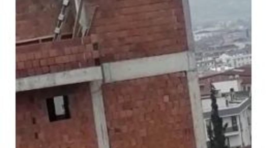 İş&ccedil;ilerinin &Ccedil;atı Kenarından Sarkarak &Ccedil;alışması G&ouml;renleri Şaşırttı