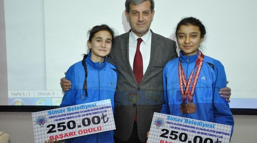 Başarılı Sporculara &Ouml;d&uuml;l