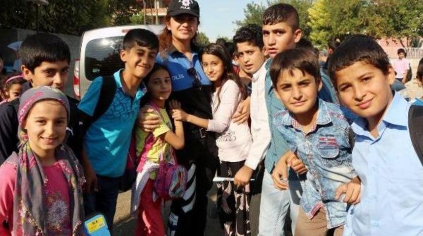 Batman'daki &Ouml;ğrenciler Okullarda Asayiş Denetimi Yapan Polislerle