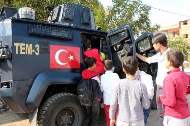 Batman'daki Öğrenciler Okullarda Asayiş Denetimi Yapan Polislerle