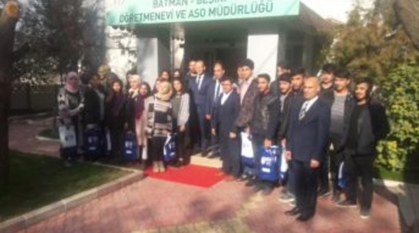 Beşiri&rsquo;de &Uuml;niversiteye Hazırlık &Ouml;ğrencilerine Kitap Yardımı