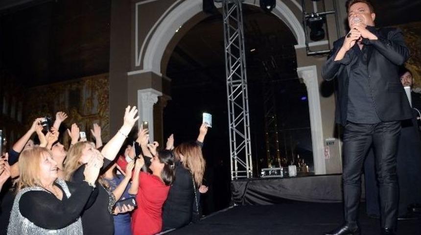 İzmirli Kadınlar Fatih &Uuml;rek&rsquo;le Eğlendi