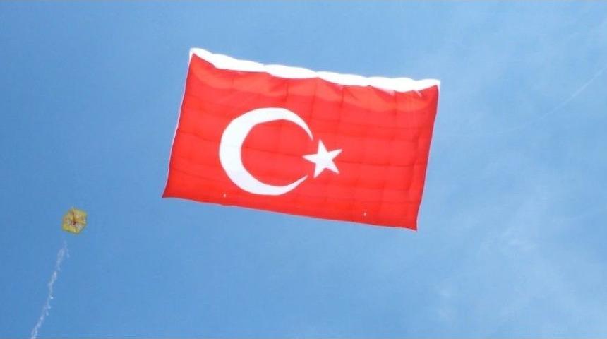 Zeytin Dalı&rsquo;na Dev T&uuml;rk Bayrağı U&ccedil;urtmayla Destek