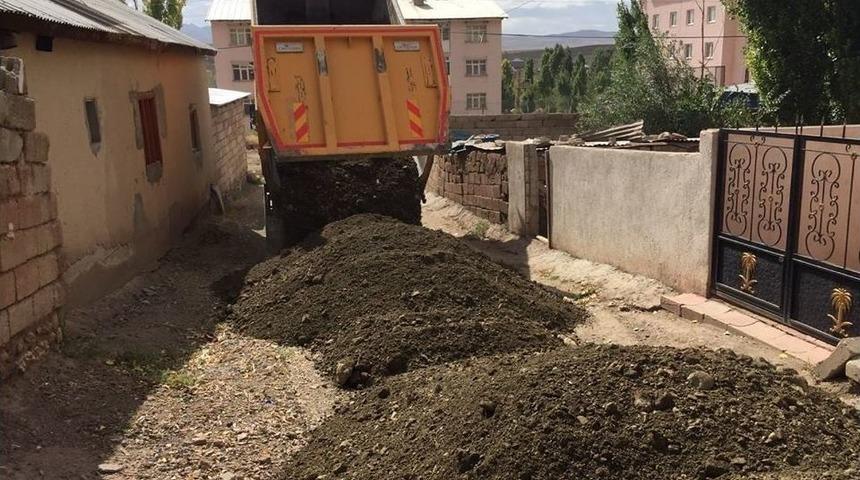 &Ouml;zalp Belediyesi&rsquo;nin Yol &Ccedil;alışmaları Devam Ediyor