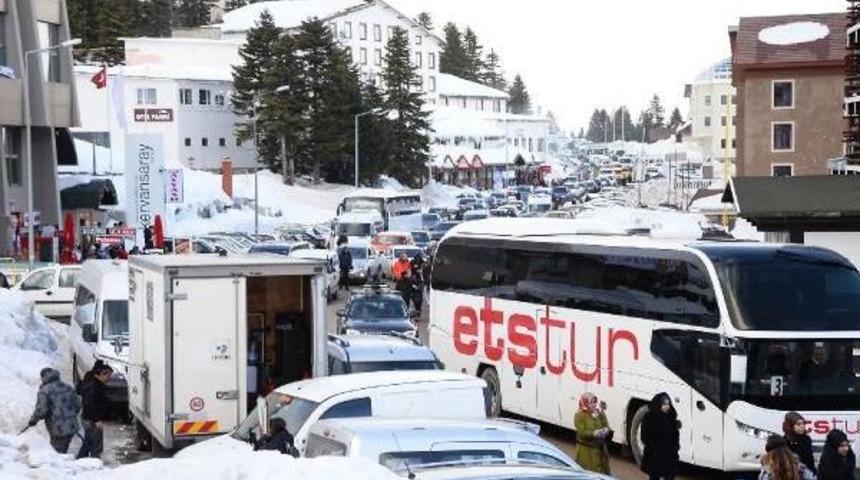 Uludağ&rsquo;A Tatilci Akını Trafiği Kilitledi