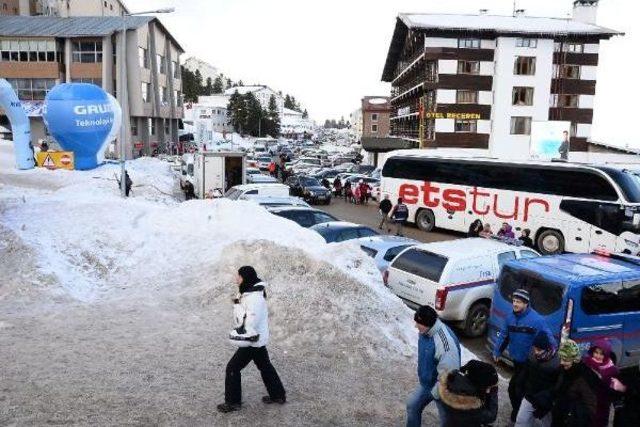 Uludağ’A Tatilci Akını Trafiği Kilitledi