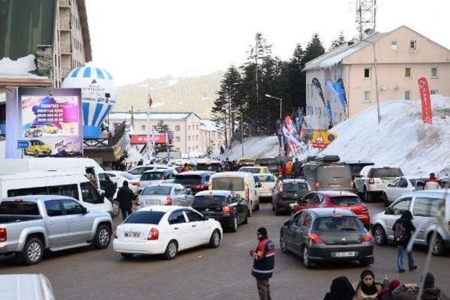 Uludağ’A Tatilci Akını Trafiği Kilitledi