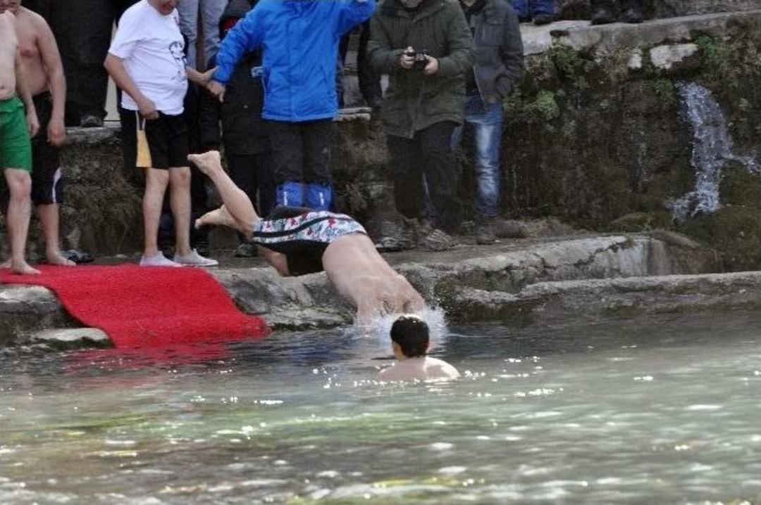 B&uuml;nyan 4. Kış Y&uuml;zme Şenliği