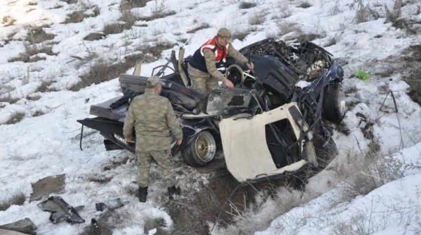 Otomobil 150 Metre S&uuml;r&uuml;klenip Tarlaya U&ccedil;tu: 4 Yaralı