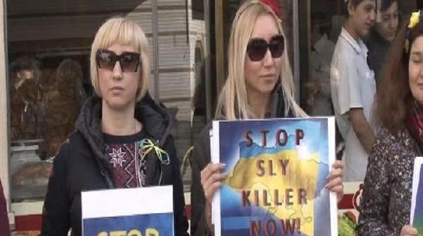 T&uuml;rkiye'de Yaşayan Ukraynalılar Rusya'yı  Protesto Etti
