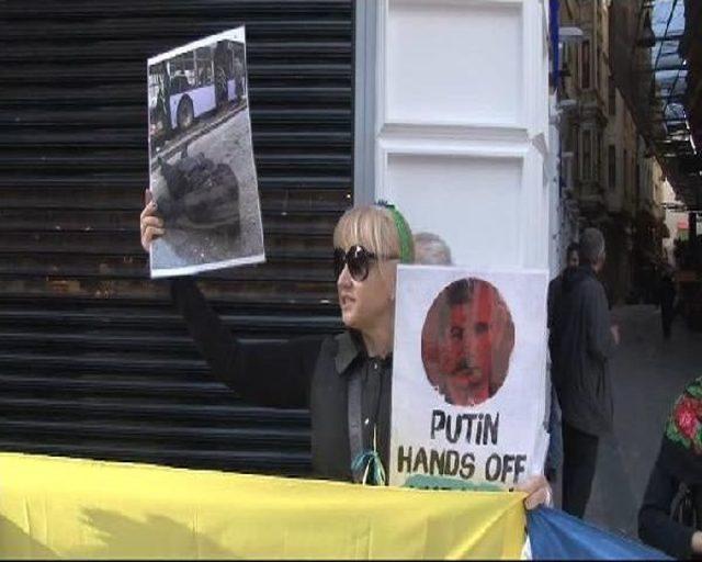 Türkiye'de Yaşayan Ukraynalılar Rusya'yı  Protesto Etti