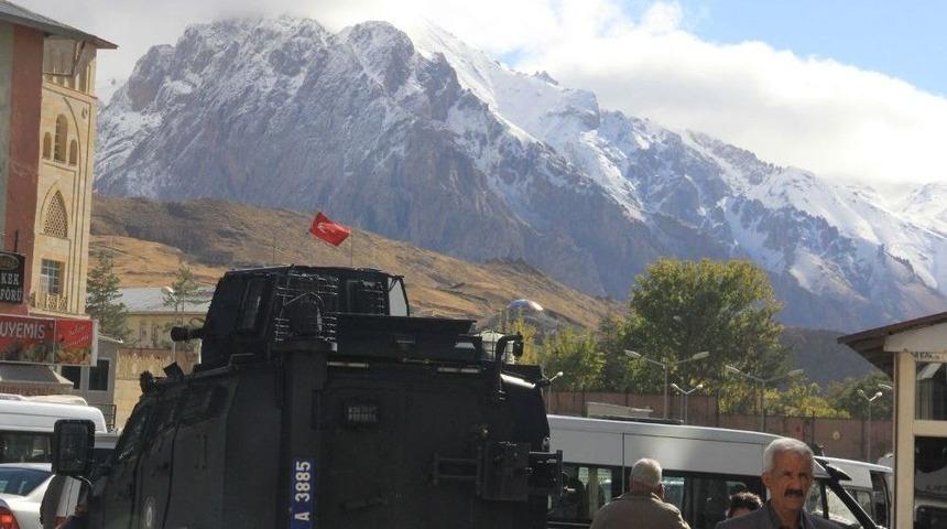 Hakkari Merkezi &Ccedil;evresine Yılın İlk Karı Yağdı