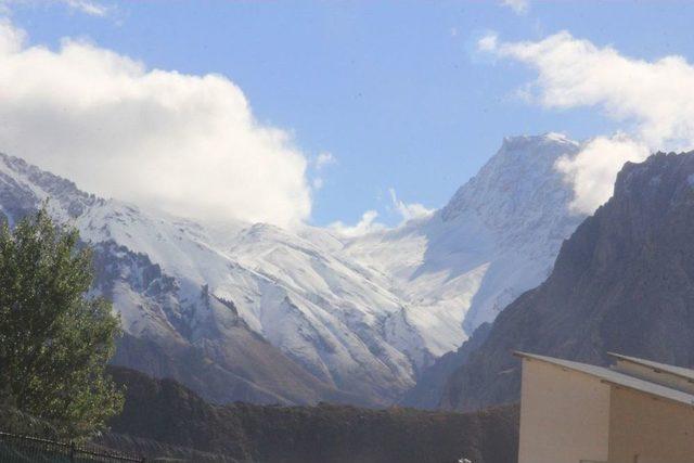 Hakkari Merkezi Çevresine Yılın İlk Karı Yağdı