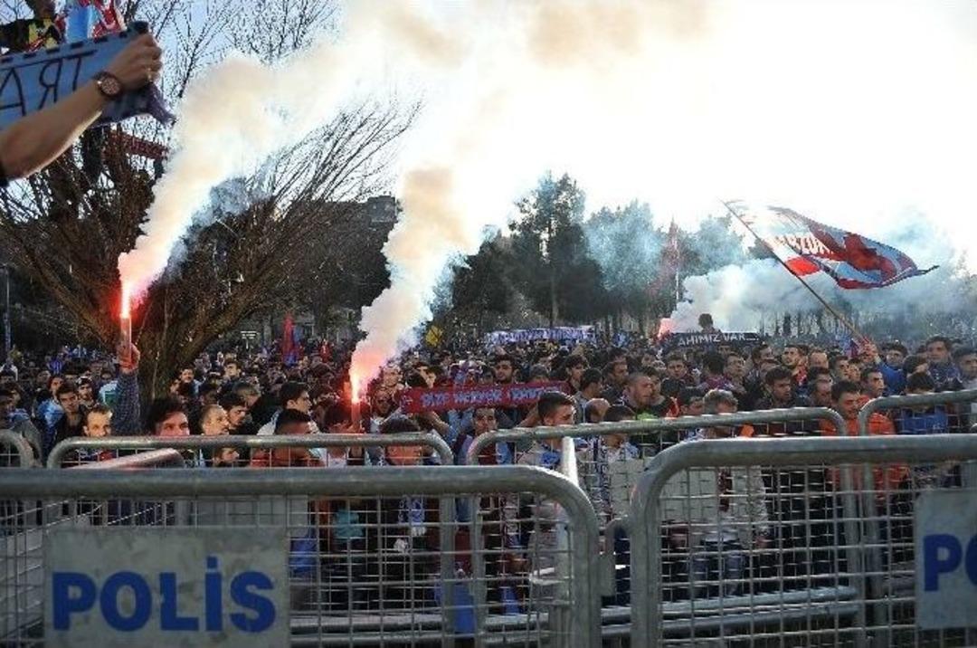 Trabzonsporlu Taraftarlardan Tff&rsquo;ye Protesto
