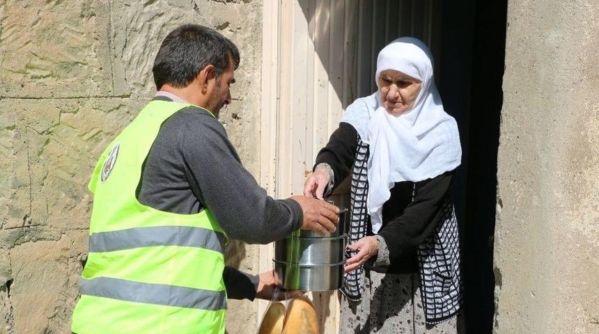 Bitlis&rsquo;te Yaşlı Ve Kimsesizlere Sıcak Yemek Dağıtımı