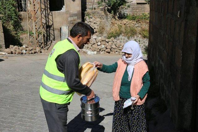 Bitlis’te Yaşlı Ve Kimsesizlere Sıcak Yemek Dağıtımı