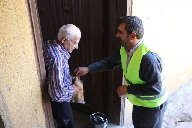 Bitlis’te Yaşlı Ve Kimsesizlere Sıcak Yemek Dağıtımı