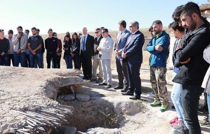 Arkeoloji Öğrencileri, İlk Derslerini Kazı Alanında İşledi G2