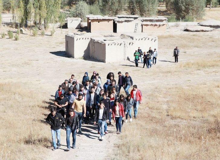 Arkeoloji Öğrencileri, İlk Derslerini Kazı Alanında İşledi G5