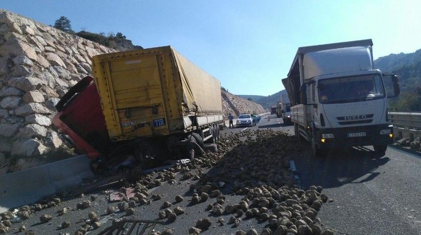 Bilecik&rsquo;te 2 Tır &Ccedil;arpıştı, 1 Yaralı