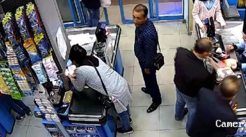 Markette 'tırnak&ccedil;ılık' Y&ouml;ntemiyle Hırsızlık Kamerada