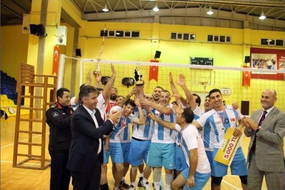 İtfaiye Kupa Ateşini S&ouml;nd&uuml;rd&uuml;