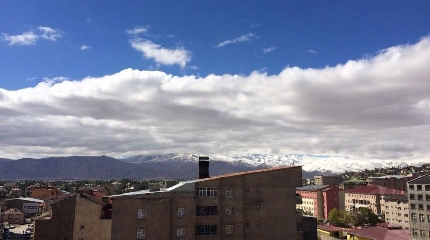 Y&uuml;ksekova&rsquo;nın Y&uuml;ksek Kesimlerine Kar Yağdı