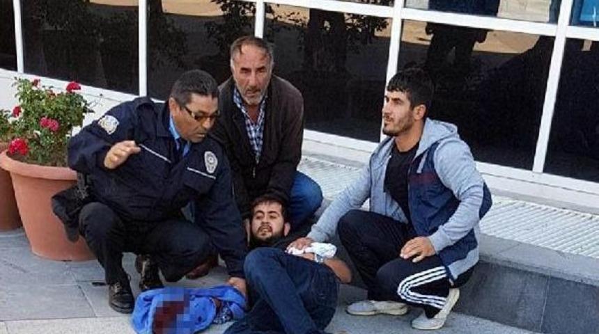 Adliye &Ouml;n&uuml;nde Bı&ccedil;aklı Kavga: 1 Yaralı