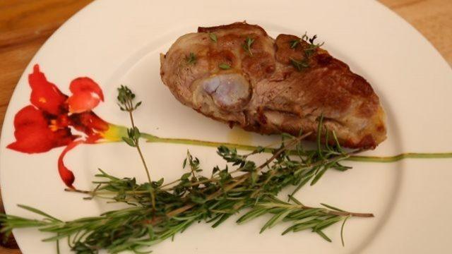 Sarımsaklı incik nasıl servis edilir?