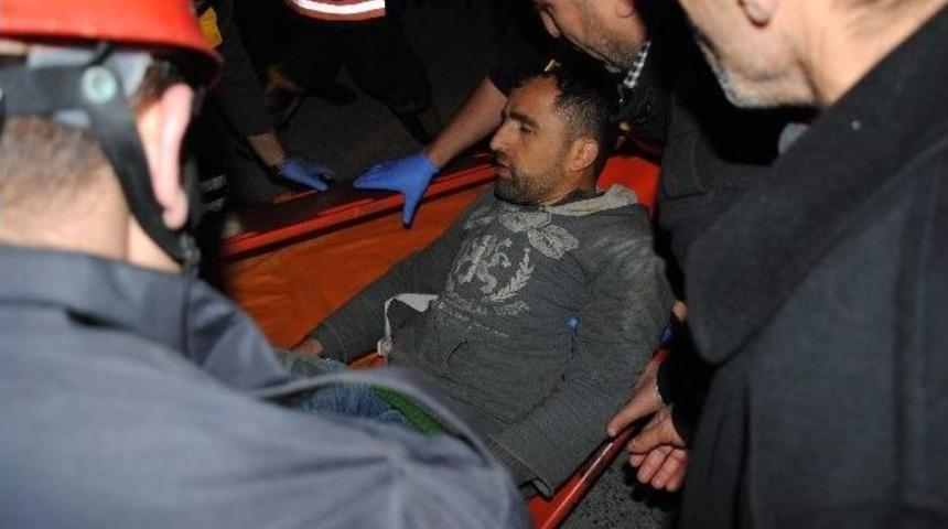 Yan Yatan Kamyon Vin&ccedil; İş&ccedil;inin &Uuml;zerine Devrildi