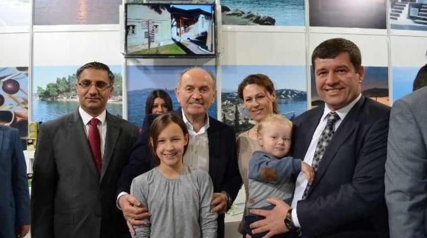 İstanbul B&uuml;y&uuml;kşehir Belediye Başkanı G&ouml;me&ccedil; Standını Ziyaret Etti