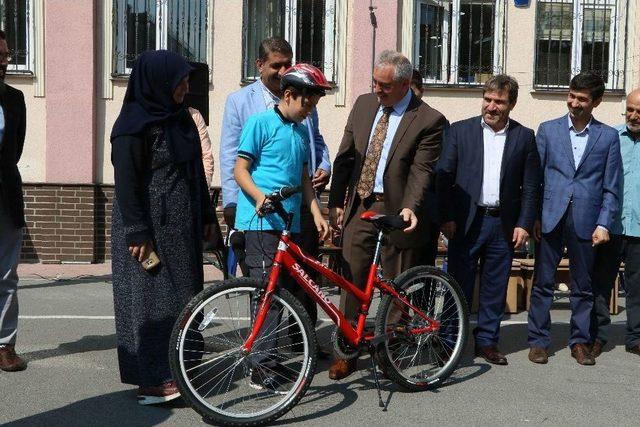 Eyüp Belediyesi’nden 25 Çocuğa Bisiklet