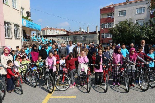 Eyüp Belediyesi’nden 25 Çocuğa Bisiklet