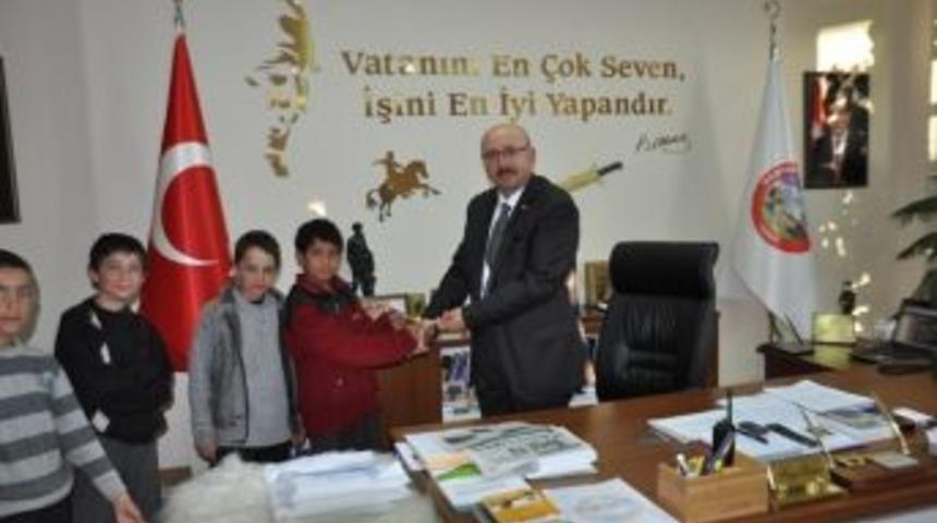 Yolda Buldukları Saati Belediyeye Teslim Eden &Ccedil;ocuklara &Ouml;d&uuml;l