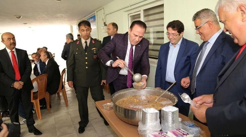 Aksaray&rsquo;da Şehit Ailelerine Aşure İkram Edildi