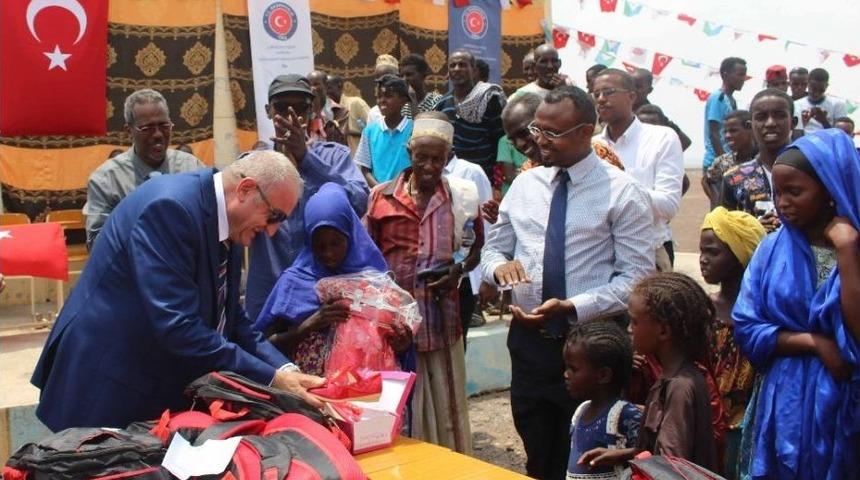 Cibuti&rsquo;de 400 &Ouml;ğrenciye Okul Malzemesi Desteği
