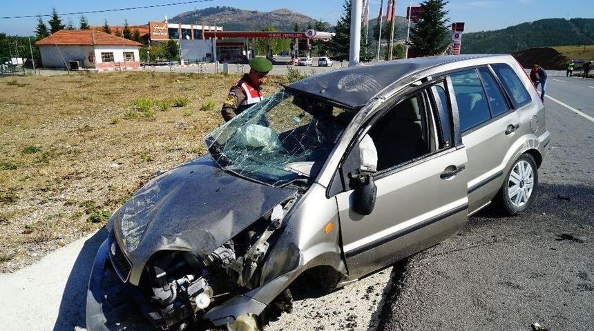 Ref&uuml;jdeki Levhaya &Ccedil;arpan Polis Memuru Yaralandı