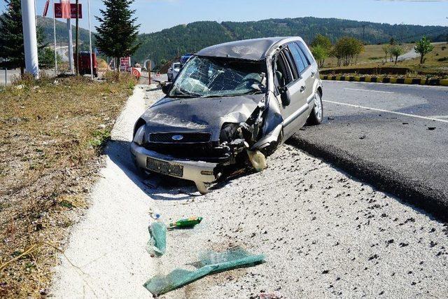 Ref&uuml;jdeki Levhaya &Ccedil;arpan Polis Memuru Yaralandı 1