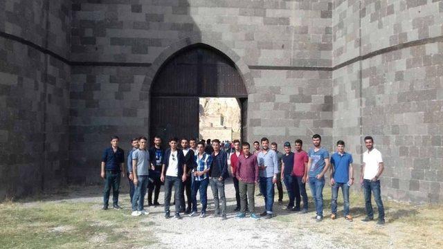 "vana İlk Adım" Projesi İle &Ouml;ğrenciler Van&rsquo;ın Tarihi Yerlerini Geziyor 2