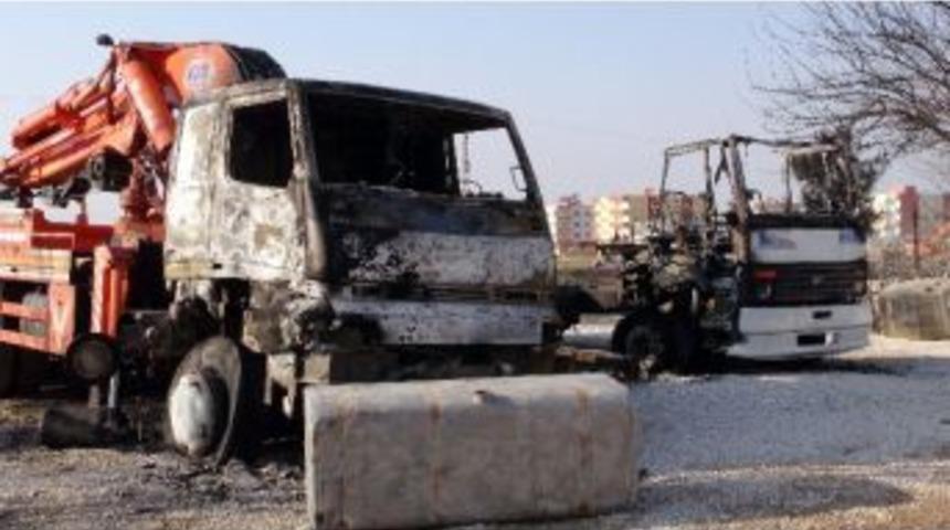 Nusaybin&rsquo;de Park Halindeki Vin&ccedil; Ve Kamyon Kundaklandı