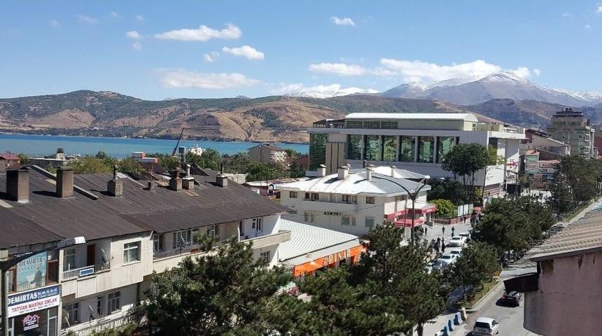 Bitlis&rsquo;te Y&uuml;ksek Kesimlere Yılın İlk Karı Yağdı