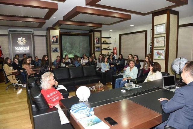 Başkan Yılmaz, Romanyalı Öğrencilere İngilizce Sunum Yaptı