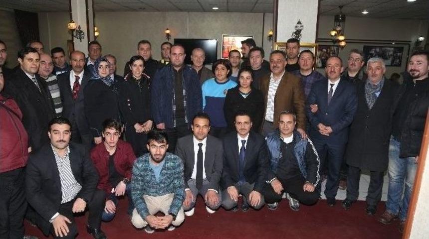 Tuşba Belediyesi&rsquo;nden Sporculara Onur Yemeği