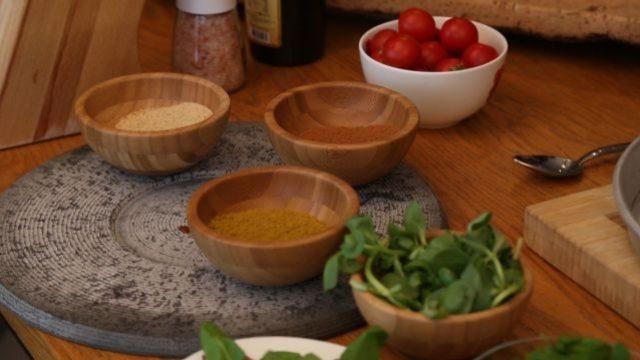 Köri ve tarçınlı tavuğun malzemeleri nelerdir?