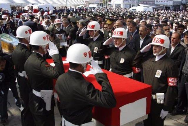 Hakkari Şehidine &Ccedil;ankırılılar dan H&uuml;z&uuml;nl&uuml; Veda 3