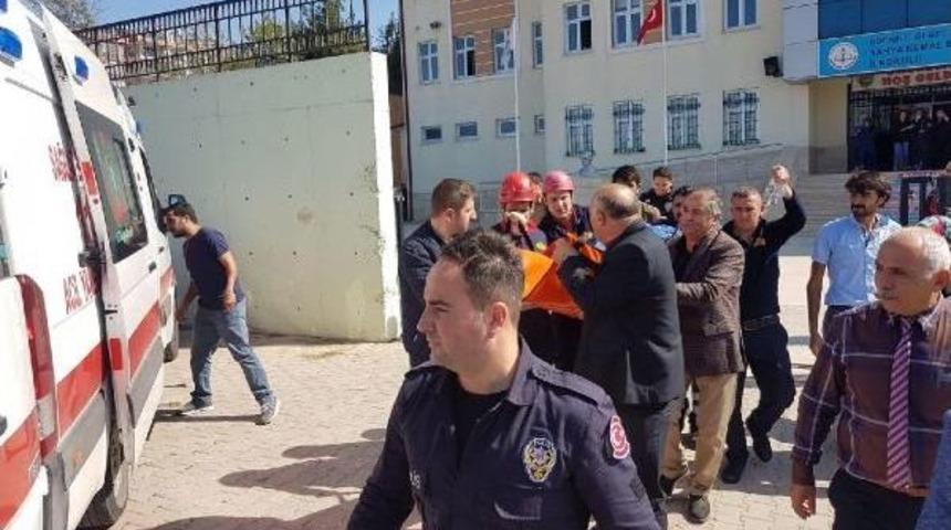 &Ouml;ğrencinin Başına &Ccedil;anta Asma Kancası Saplandı